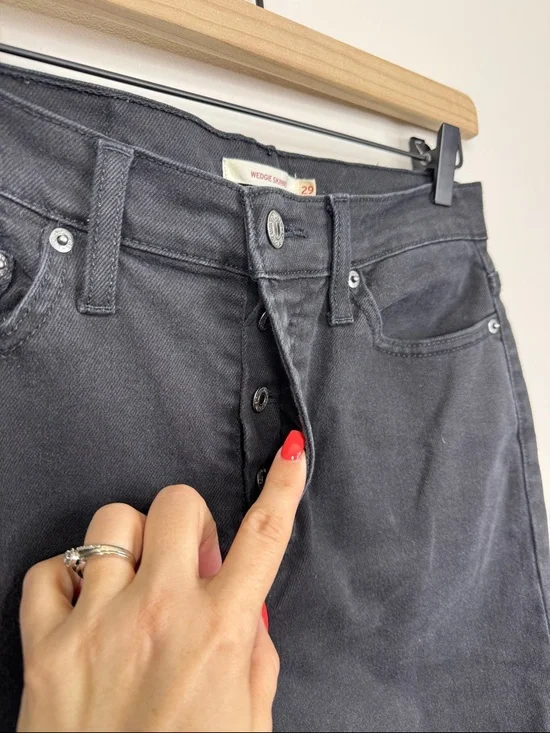 Levi's Wedgie Skinny Jeans Black Distressed Raw Hem High Rise Button Fly Size 29 - Picture 3 of 8